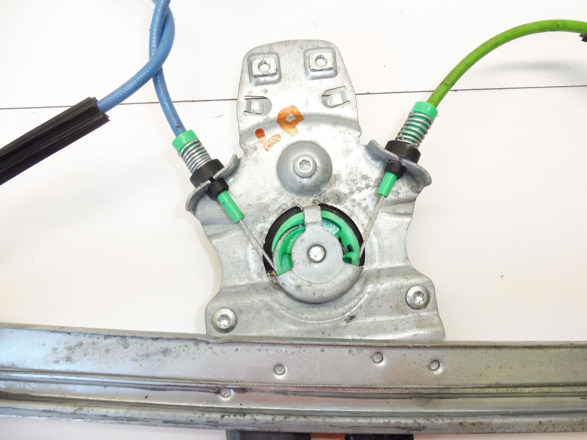 Mechanismus zum Herunterlassen des linken vorderen Fensters Citroën C5 X7 0130822444 128000781 – Bild 2