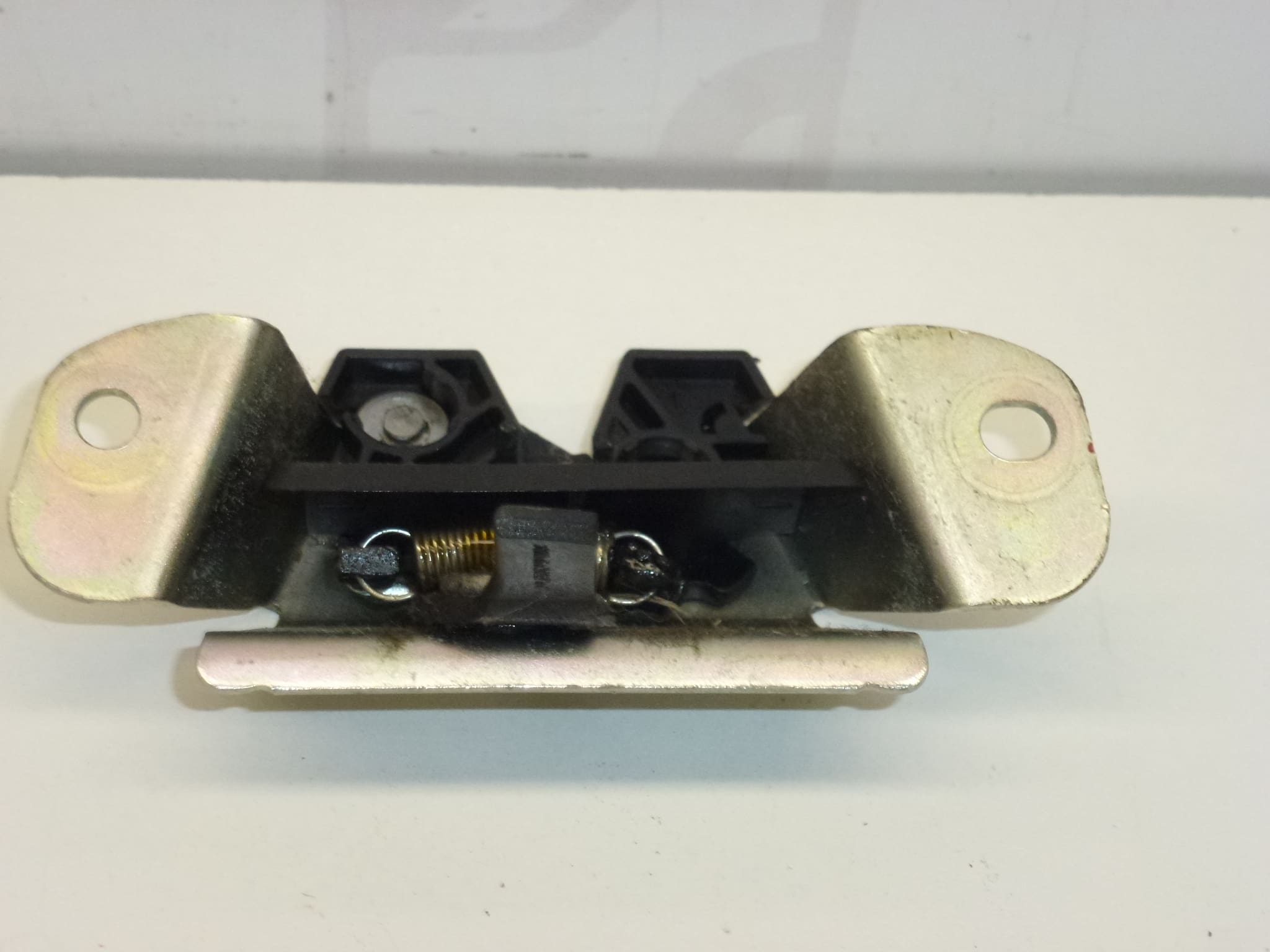 Heckklappenschloss für Citroën C1 und Peugeot 107, Teilenummer 871988 – Bild 2