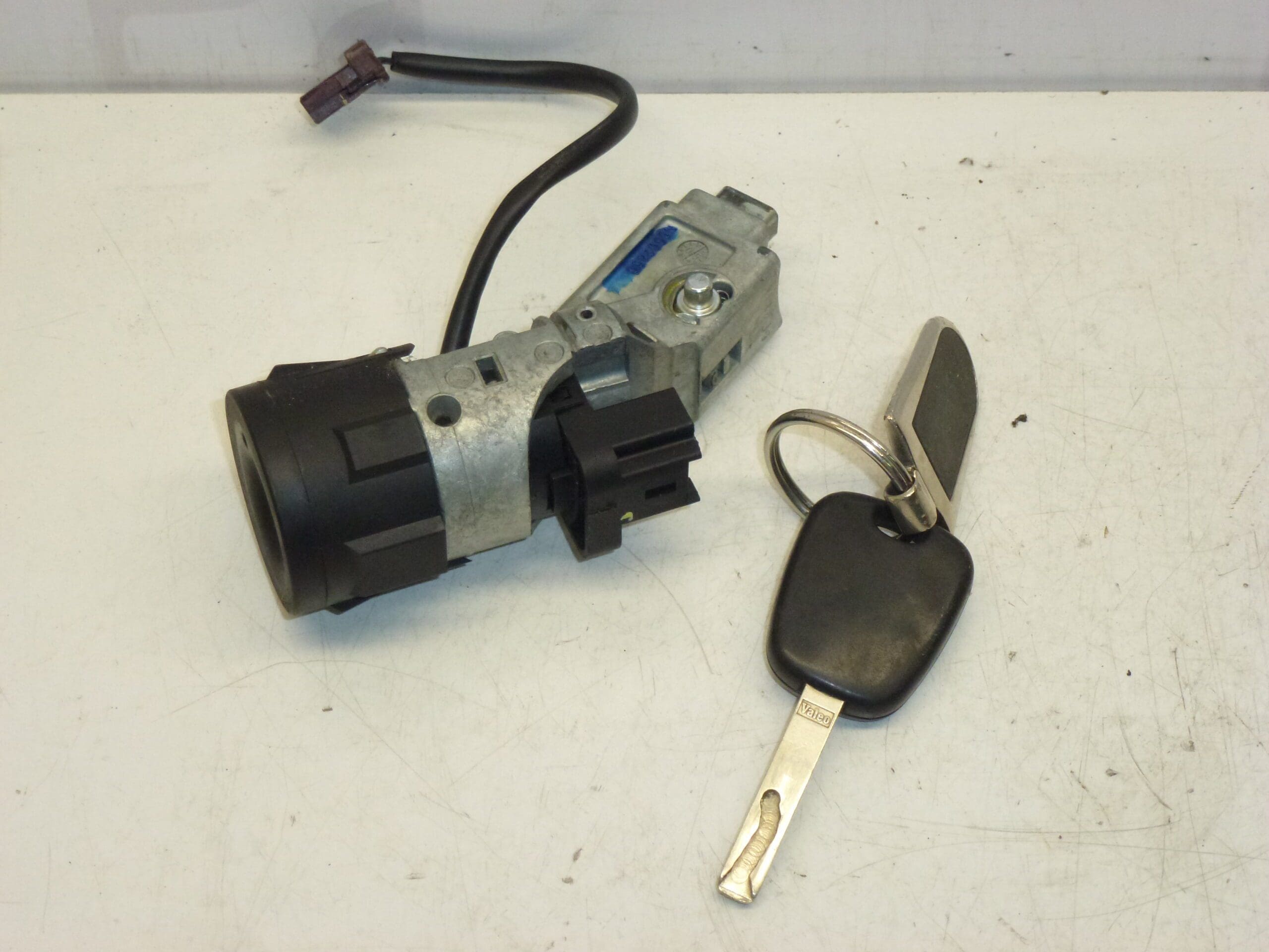 Gebrauchtes Zündschloss (4162EA) mit Schlüssel für Citroën und Peugeot – Bild 2