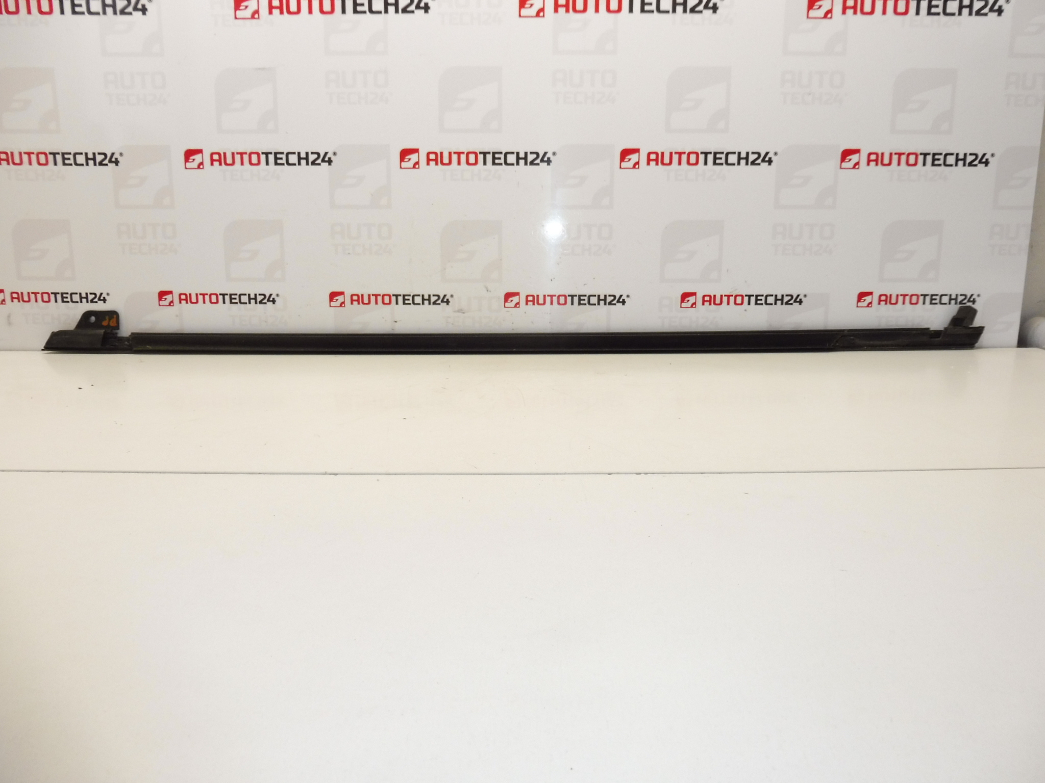 CHROM-Leiste für die rechte Vordertür Citroen C4 Picasso 9334P8