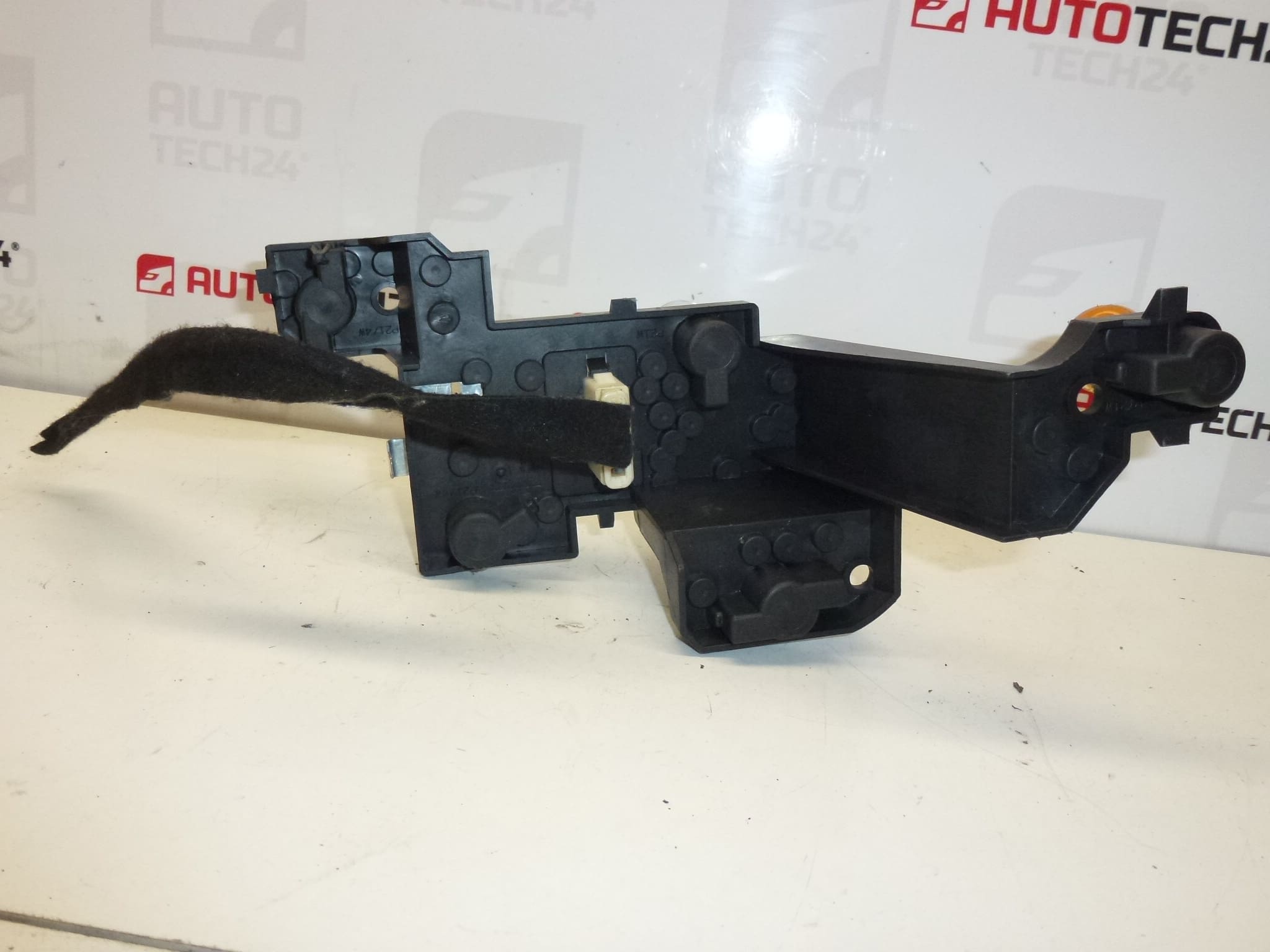 Steckdose mit Verkabelung der rechten Rückleuchte Peugeot 407 Limousine 6351GE