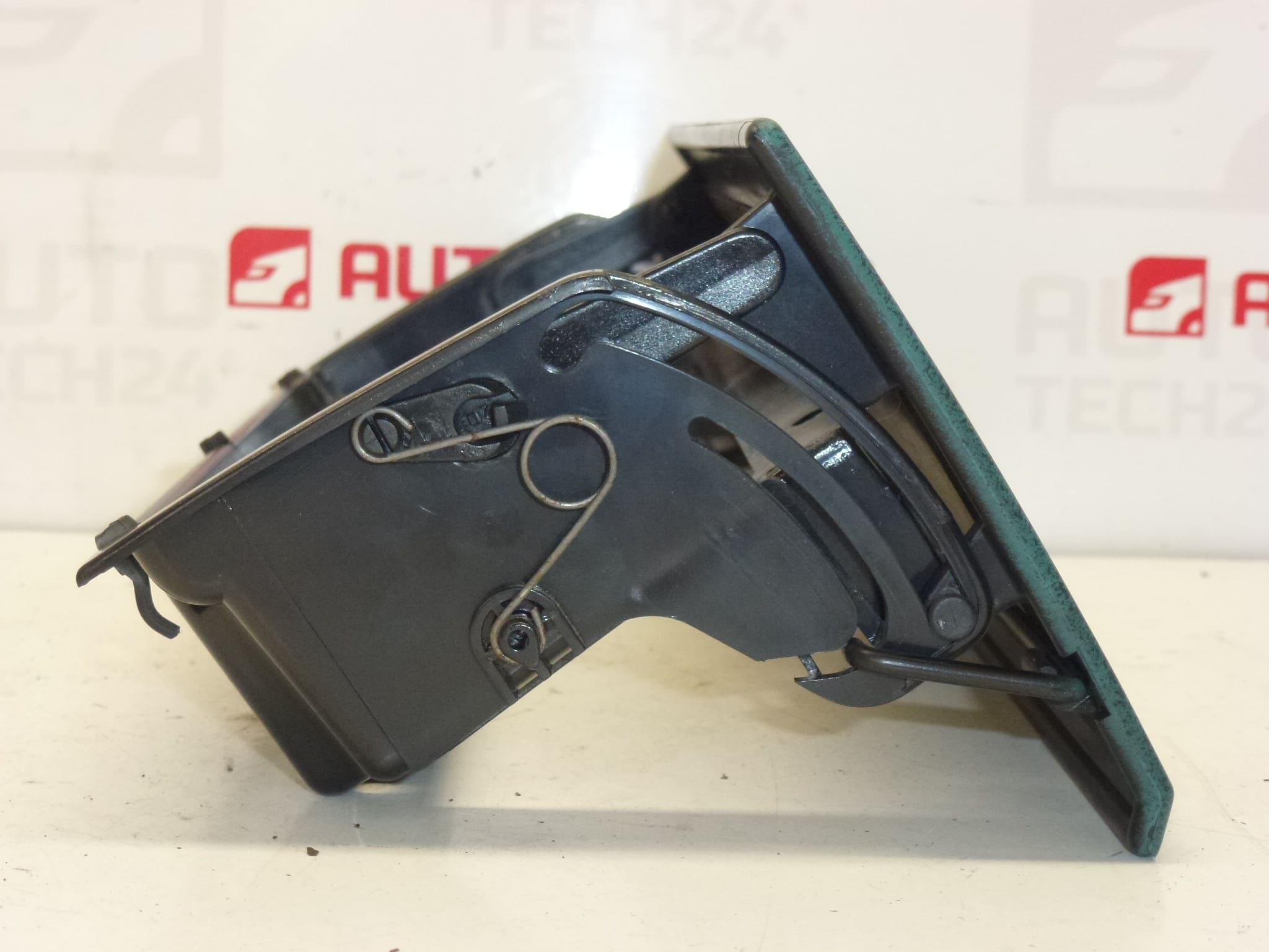 Radiohalter Citroën Berlingo I und Peugeot Partner I 8212EM