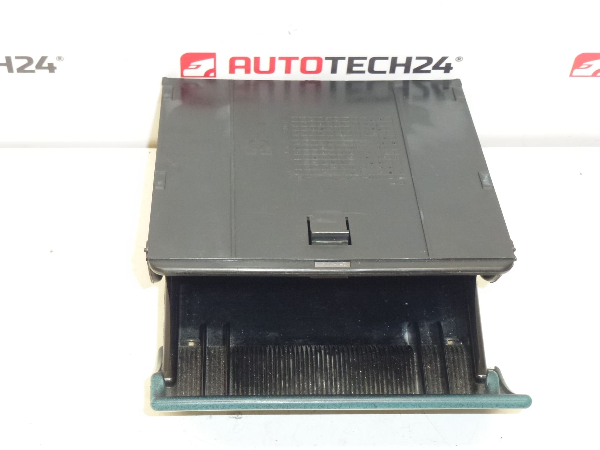 Armaturenbrettaschenbecher Citroën Berlingo I und Peugeot Partner I 8230Q9