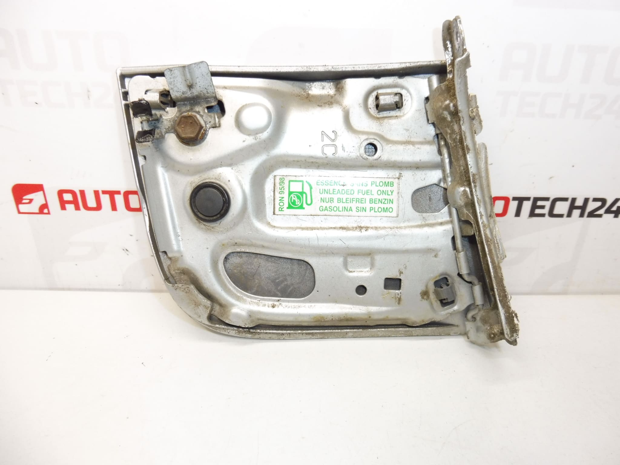 rote Tankdeckelabdeckung Peugeot 107 Citroën C1 KTB 1517C5 1517C9 – Bild 2