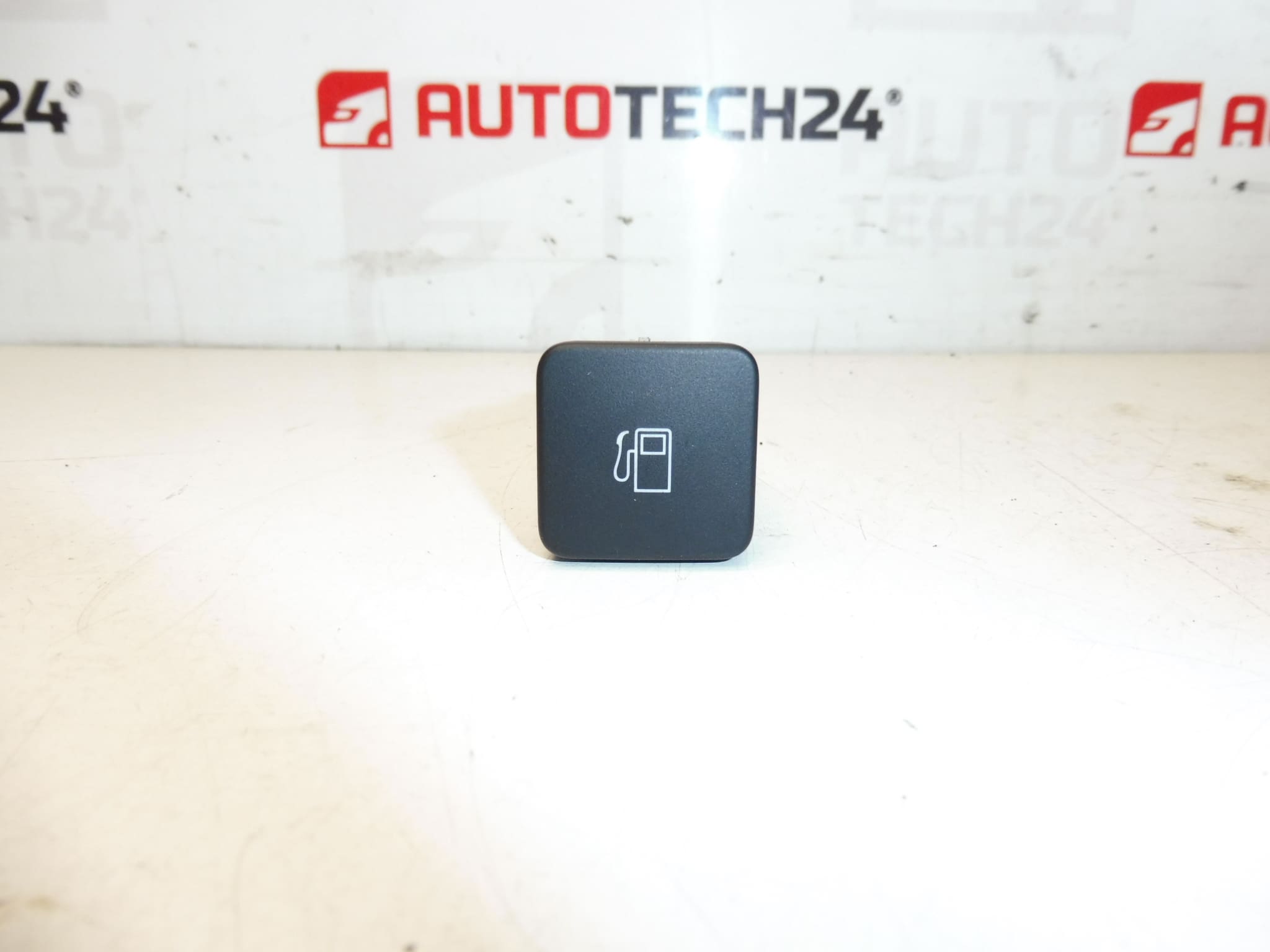 Öffnen des Citroën DS 9664235DU -Kraftstofftanks