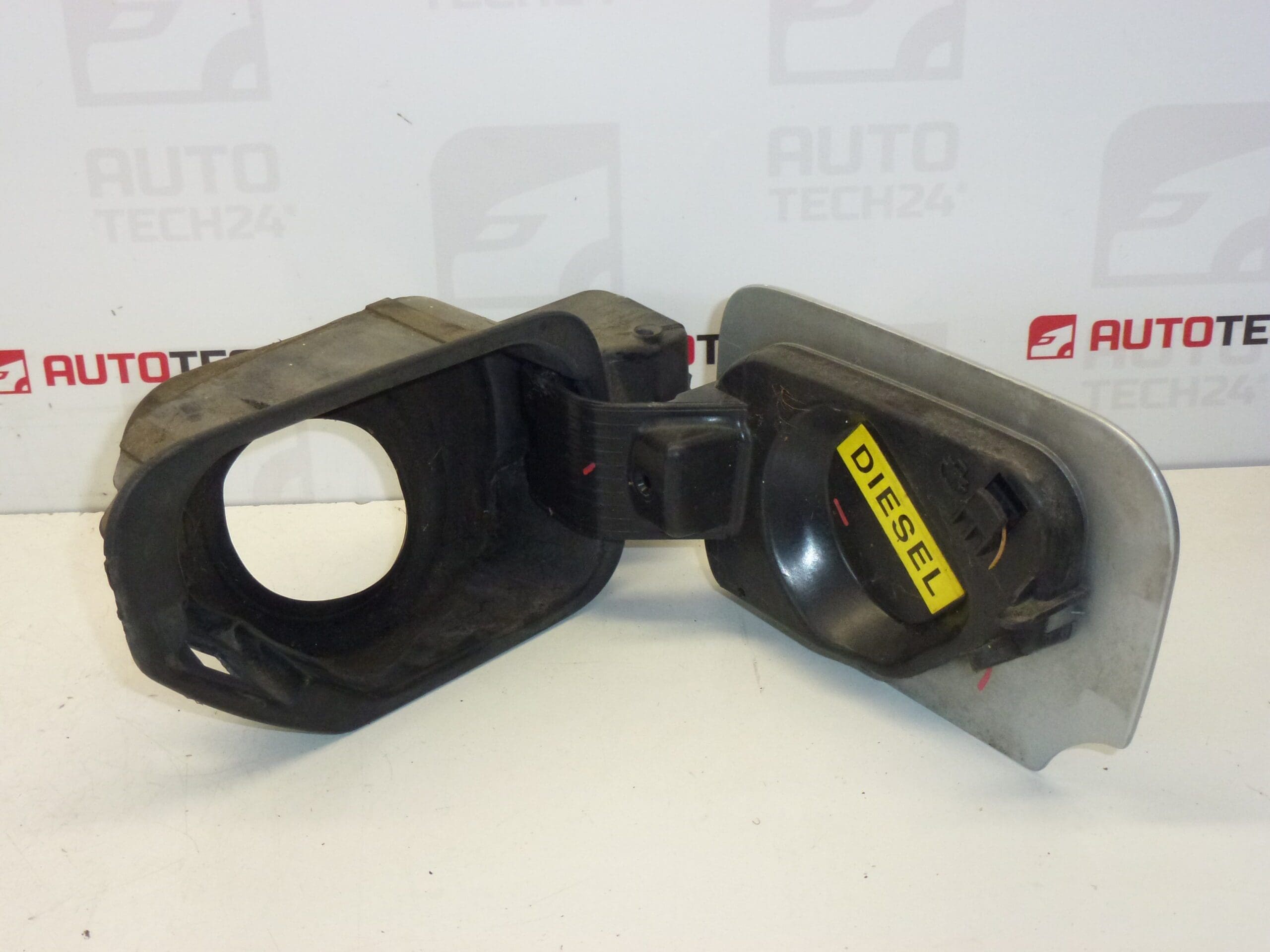 Tankdeckelabdeckung Peugeot 407 1517A7 151877 EZRC – Bild 2