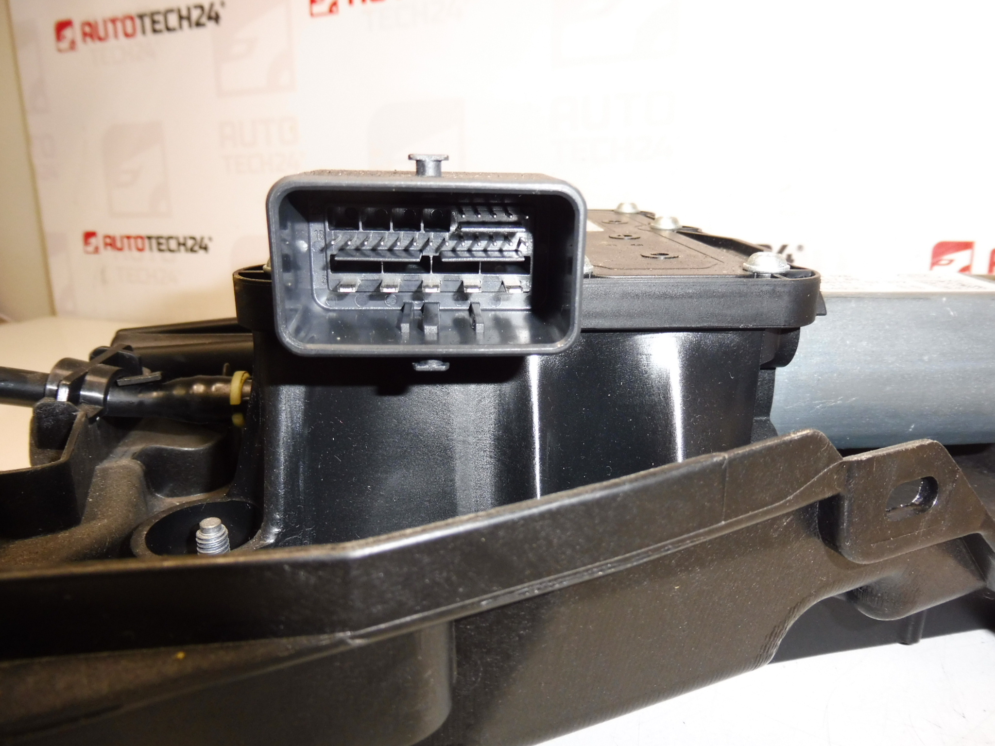 Elektronische Handbremse Peugeot 3008 I 0204280099 9684898480 470209
