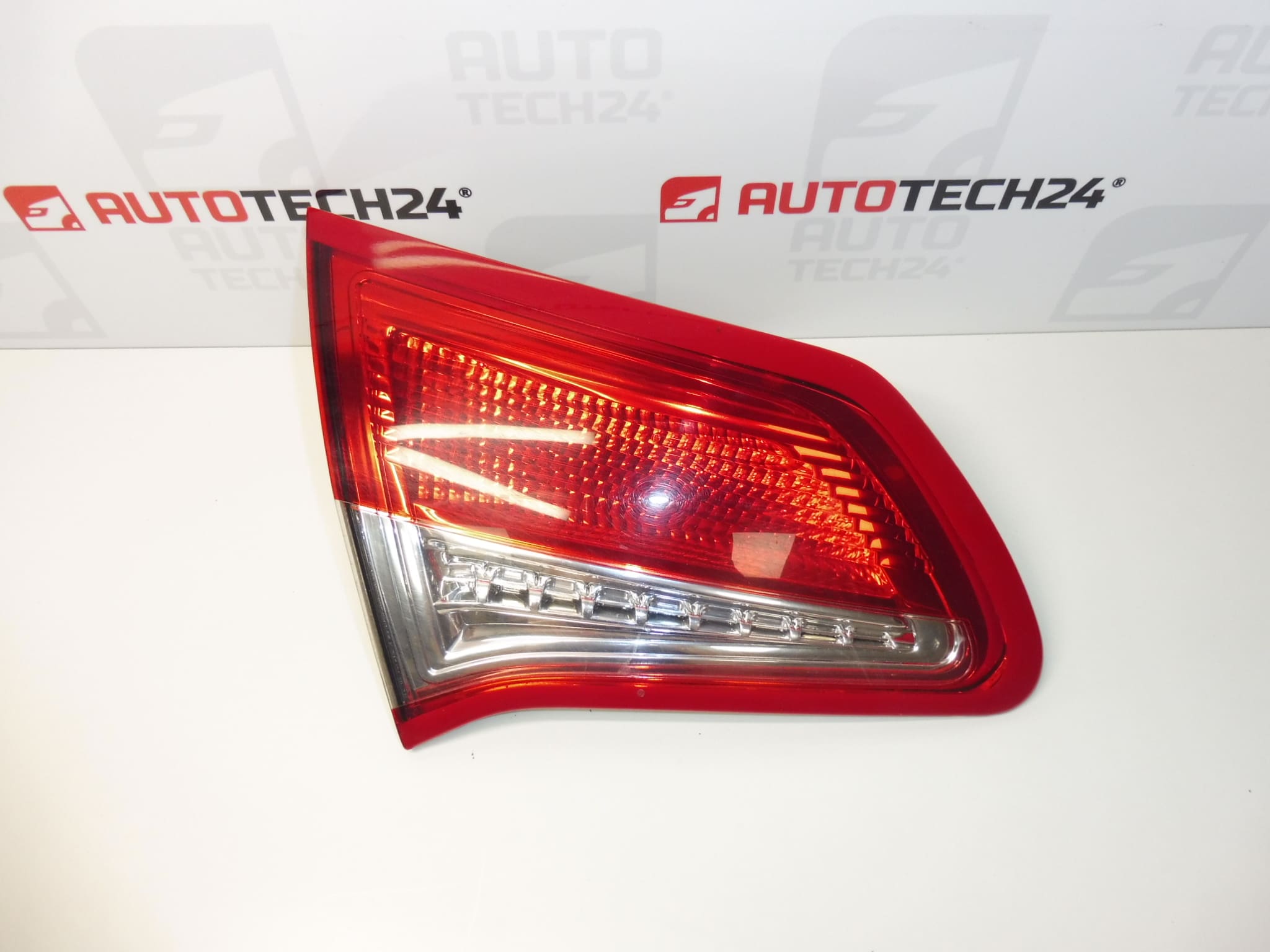 Zierrahmen der linken Rückleuchte Citroën C4 II 9672155880 7453E4