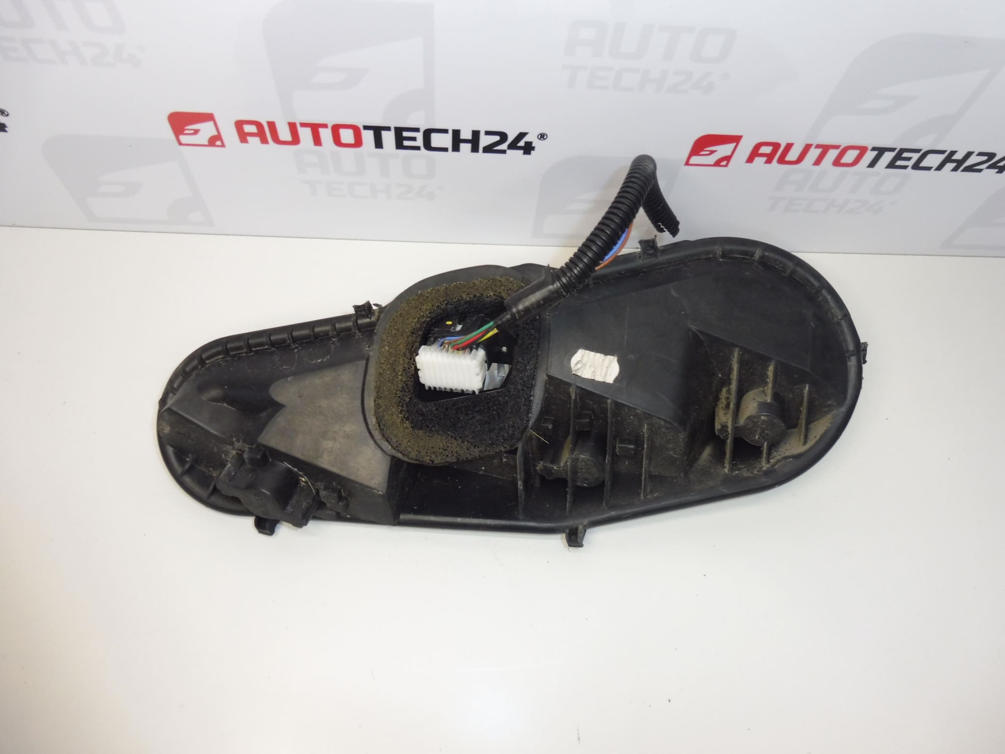 Lampenträger der rechten Rückleuchte Citroën C1 Peugeot 107 1607990780 – Bild 2